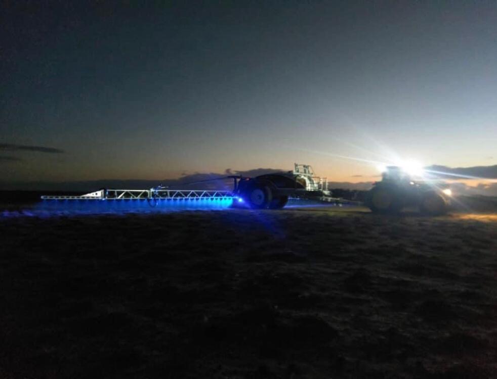 ORCA - blauer Spot Scheinwerfer für Feldspritzen 